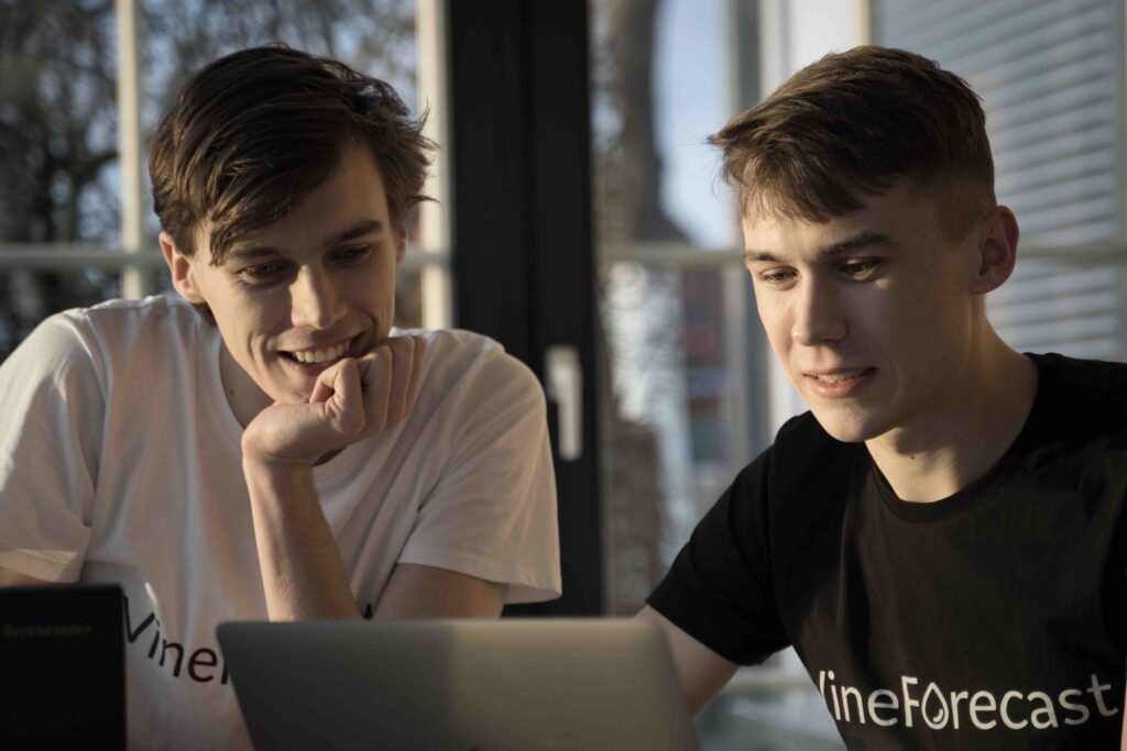 Paul und Richard Petersik tauschen sich über VineForecast aus